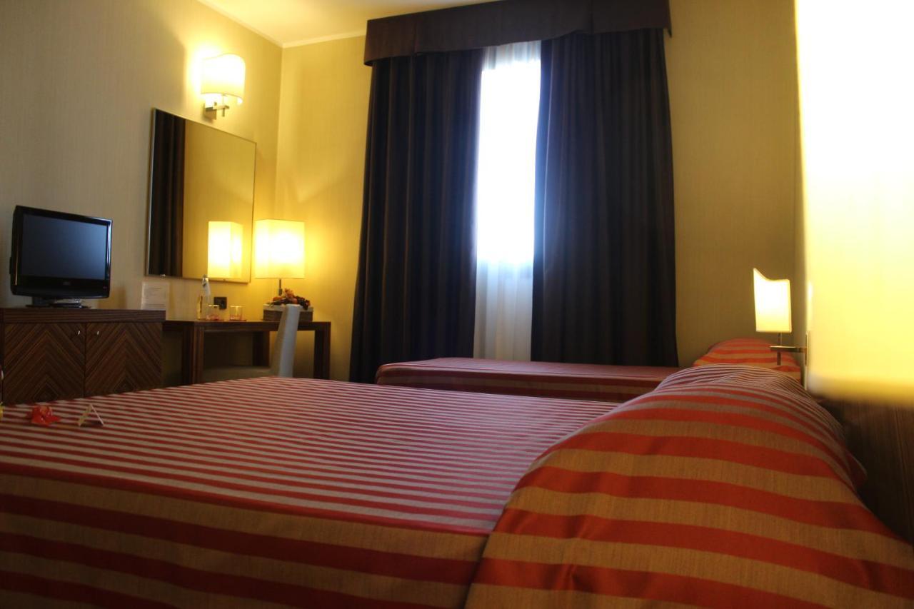 Mh Hotel Piacenza Fiera Exterior foto
