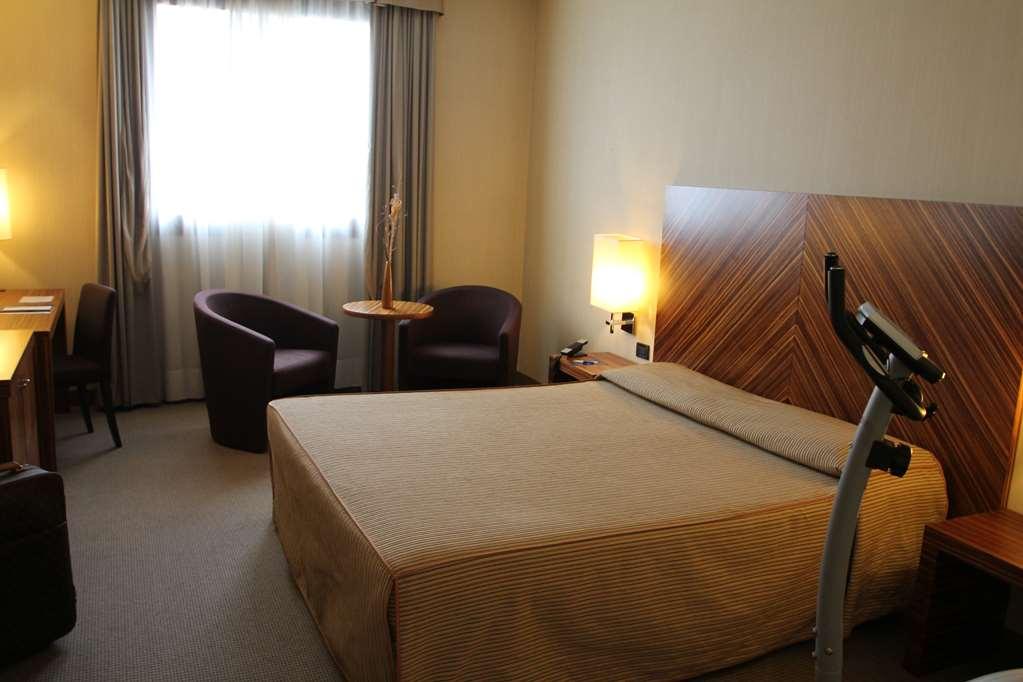 Mh Hotel Piacenza Fiera Zimmer foto